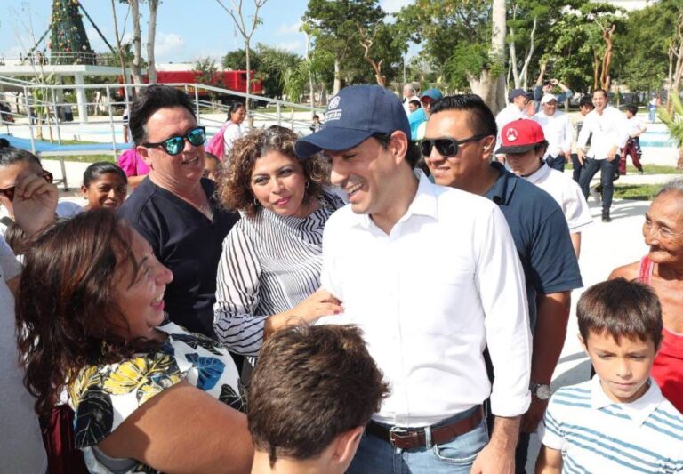 Familias yucatecas comienzan a disfrutar junto con el Gobernador Mauricio Vila Dosal, del Paseo Navideño de las Flores